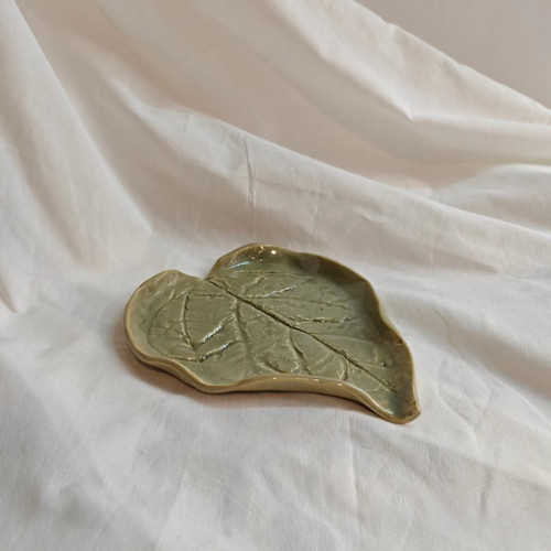 شیرینی خوری سرامیک مدل برگ دستساز رنگ سبز روشن از ناب سرامیک