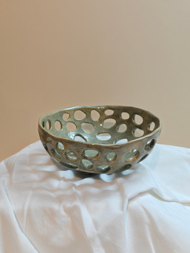 میوه خوری سرامیکی دستساز مدل گرد مشبک مناسی پذیرایی و دکوراسیون خاص و مدرن تولید دستی کارگاه ناب سرامیک